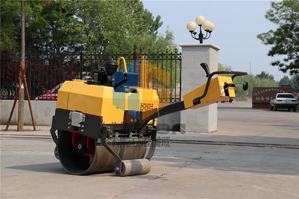 小型压路机