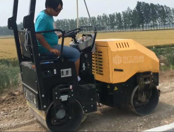 座驾式小型压路机