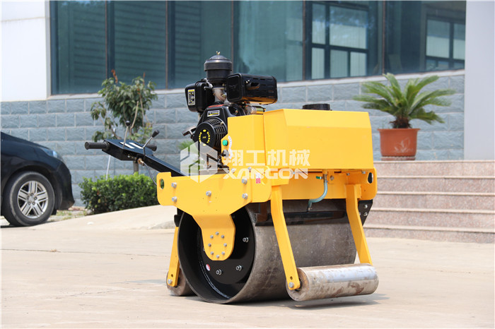 手扶压路机